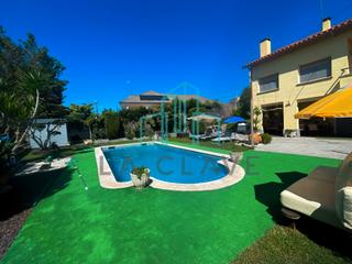 Casa  Avinguda l'onze de setembre. espectacular casa a cuatro vientos con piscina en can barri, bi