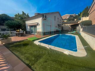 Chalet en Carrer rafart 6. Casa con piscina en el centro