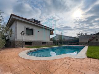 Casa en Bigues i Riells del Fai. Casa con piscina