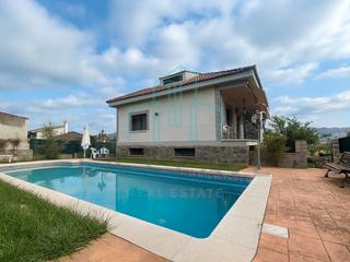 Maison à Bigues i Riells del Fai. Casa con piscina