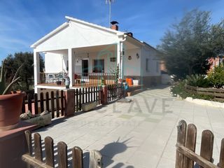 Casa  Carrer parís. Dos viviendas en una con vistas a viñedos, piscina salina y espa