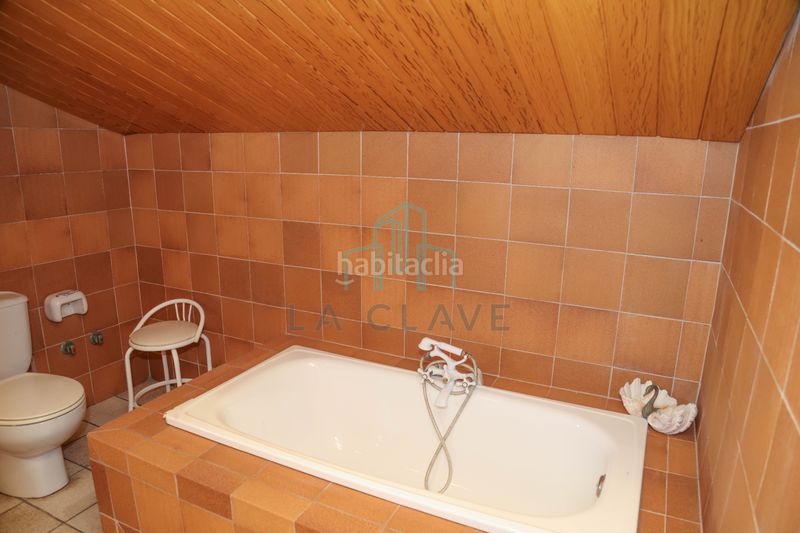 Foto f1a132df-4f54-42c3-936a-899a2f1db19e. Casa amb xemeneia calefacció aparcament a Lliçà d´Amunt