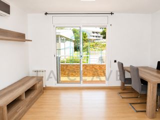 Etagenwohnung  Avinguda prat de la riba. Amplio piso exterior con parking y ascensor en pleno centro de b