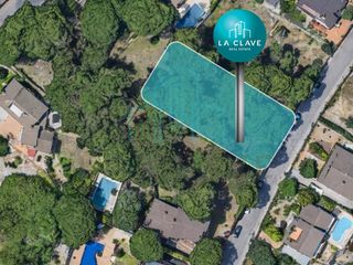 Wohngrundstück  Carrer de la pineda. Amplio terreno de 905m2