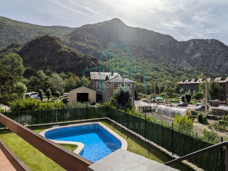 Foto 04f8eb5d-de23-4772-977b-dd47f425a93a. Pis amb xemeneia calefacció piscina a Vall de Cardós