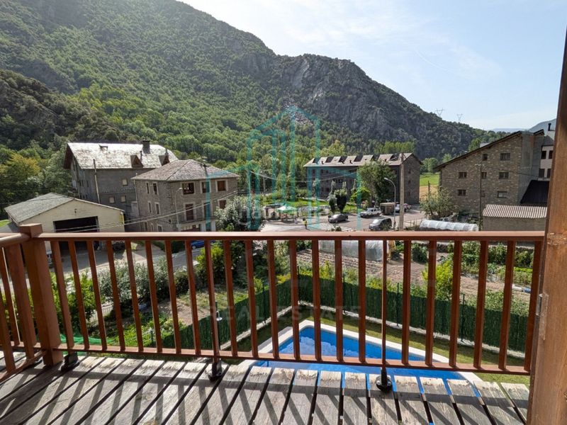 Foto 4700f297-82e4-45c5-ad11-05186f781403. Pis amb xemeneia calefacció piscina a Vall de Cardós