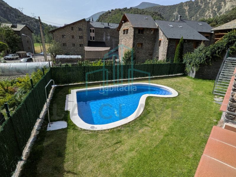 Foto dc13f71b-4ad1-42c5-8a6e-a47a02a2834e. Pis amb xemeneia calefacció piscina a Vall de Cardós