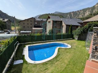 Flat  Carretera tavascan-ainet de cardos. Piso con chimenea, piscina y espectaculares a la montaña.