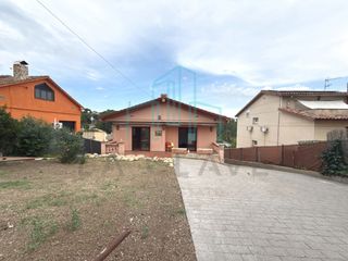 Maison  Carrer dels pins. Casa con piscina y espacio independiente en riells i viabrea.
