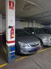 Parking voiture à Calella. Plaza de aparcamiento en el centro de calella