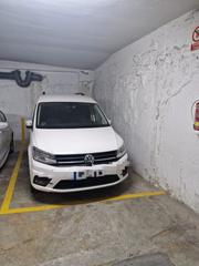 Parking voiture à Calella. Plaza de aparcamiento en el centro de calella