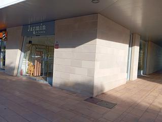 Lloguer Local Comercial a Carrer de carlos sáenz de tejada garcía 6. Local de 95,42 m2 construidos en planta baja en la vila centro c