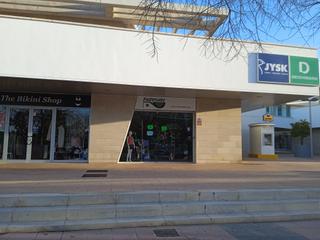 Location Local commercial à Carrer de carlos sáenz de tejada garcía 6. Local de 95,42 m2 construidos en planta baja en la vila centro c