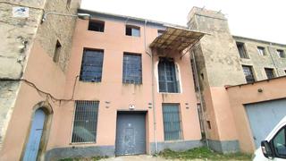 Local commercial  Calle fàbrica vermella. Venta local o almacén en manresa barcelona