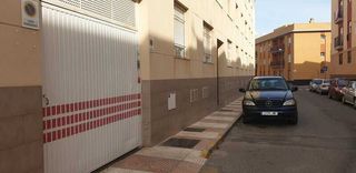 Parking voiture à Roquetas pueblo
