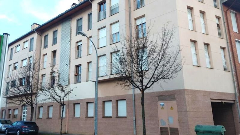 Foto 7d2f926e-c56a-4359-873f-236384504b19. Aparcament cotxe a Olot