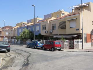 Casa adossada a San José de la Vega