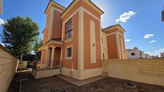 Casa aparellada a Avenida Avenida Ingeniero José Luis Prats