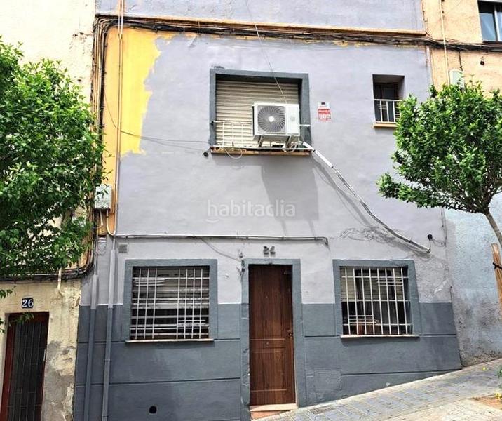 Foto 5e810f20-96d9-4952-9171-39ca0d240cbb. Casa venta de casa en calle democracia n 24 barcelona en Badalona