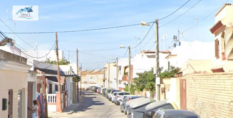 Foto f8b24a71-647d-4ae7-92ac-baedb05f3375. Casa adossada a Avenida de Rota Chipiona