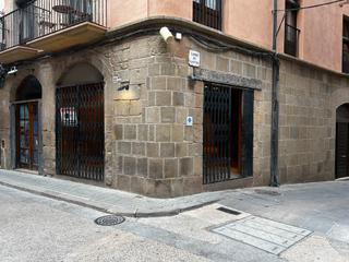 Lloguer Local Comercial a Solsona. Local de lloguer de 135 m2 en zona comercial única a la plaça de