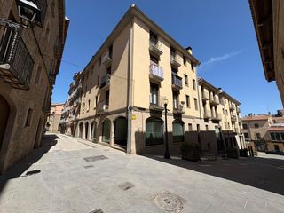 Pis a Solsona. Piso de 3 habitaciones con gran terraza y parquing en el centro.