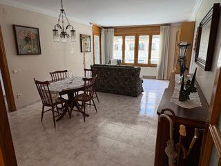 Flat in Solsona. Piso de 4 habitaciones en zona puente, soleado, vistas, parquing