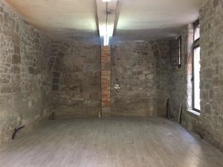 Miete Geschäftsraum in Solsona. Local con encanto, rústico, ideal para oficina o tienda.