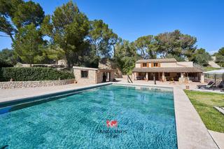 Casa  Carrer quarterades. Chalet en calviá lujo y confort en un entorno natural, mallorca,