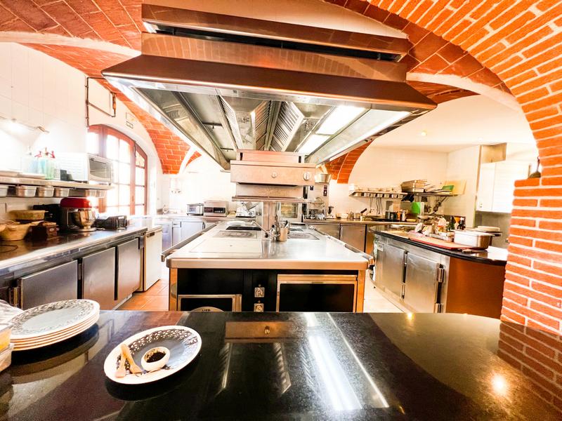 Foto e3fadb5b-7c27-4b19-bffe-e63503fba138. Casa histórica masía en mollet con un exitoso restaurante incluido en Peralada