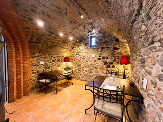 Casa  Peralada - carretera de mollet. Histórica masía en mollet de peralada con un exitoso restaurante