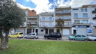 Pis  Roses - carrer del doctor ferran. Roses, centro. amplio apartamento con 6 habitaciones y terraza
