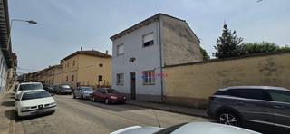 Casa aparellada a Olot - bisbe serra. Casa con gran potencial en el corazón de olot