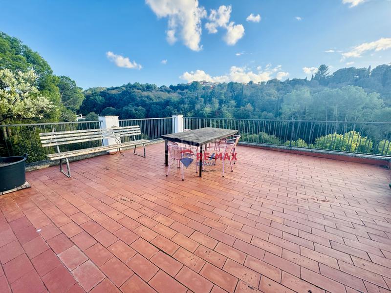 Foto 17af5632-9cd6-4877-aeb3-5d8cd9dc5be0. Edifici a Girona - calle pujada de la torrassa a Girona