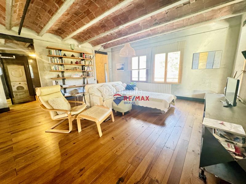 Foto 83dd9960-4045-4349-9ff6-a5f88003e69b. Edifici a Girona - calle pujada de la torrassa a Girona