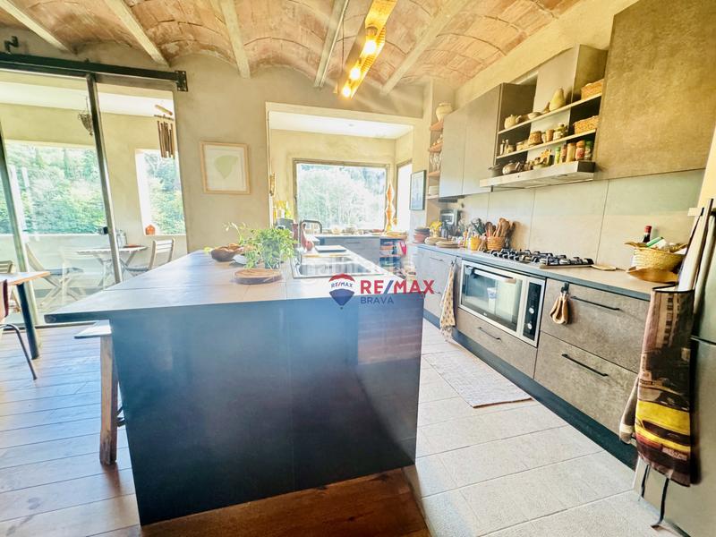 Foto 92c8b949-913e-448b-ac01-9861ab8612ba. Edifici a Girona - calle pujada de la torrassa a Girona