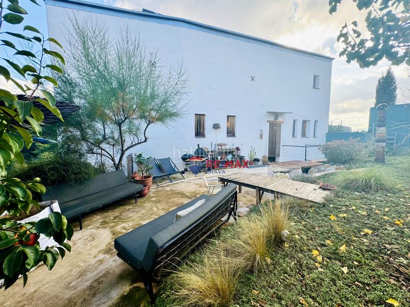 Foto a634c77b-1367-4b77-960b-cacfdcb672ff. Edifici a Girona - calle pujada de la torrassa a Girona