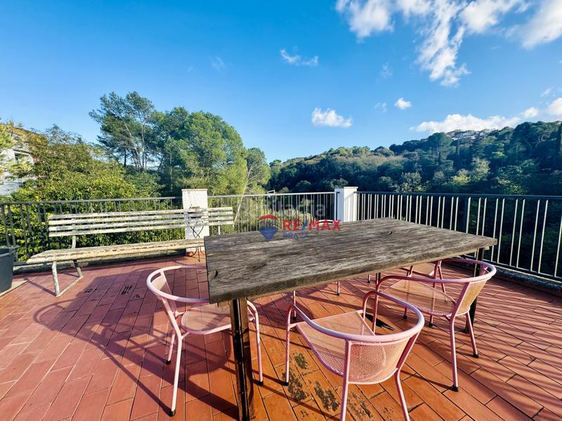 Foto ab8f75b4-55ec-4ae1-8dcf-dba7f700732b. Edifici a Girona - calle pujada de la torrassa a Girona