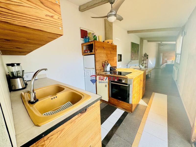 Foto bf397edf-c741-4d4f-be96-de6d69f0f7e6. Edifici a Girona - calle pujada de la torrassa a Girona