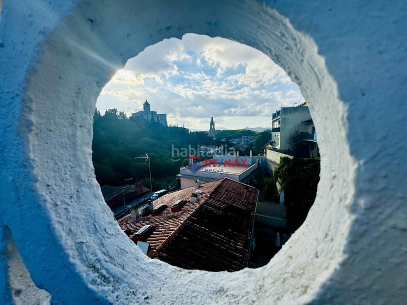 Foto db54cb6d-8788-496f-b635-50a6b715fb11. Edifici a Girona - calle pujada de la torrassa a Girona