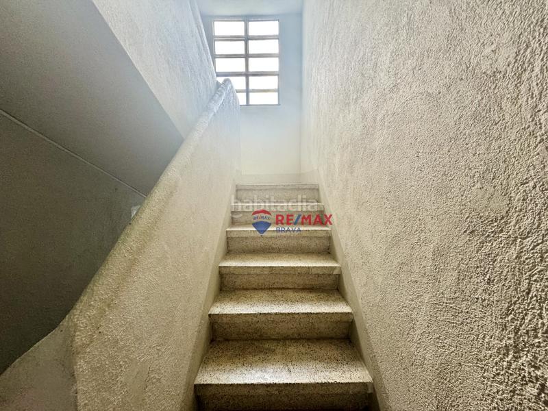 Foto fedae9fb-372a-48ee-a6e9-ed0eafe68df1. Edifici a Girona - calle pujada de la torrassa a Girona