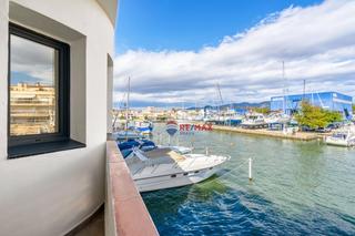 Casa adossada a Empuriabrava - sc cavall de mar 24. Chalet en venta con amarre de 14x4,5 y garaje privado