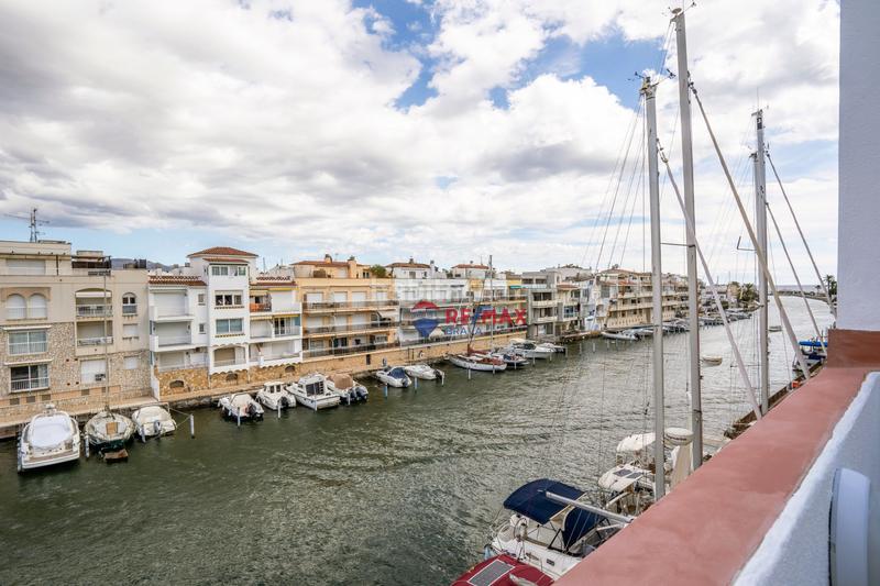 Foto d3efb0a2-3f11-4a1d-bc2a-aa660101fe6b. Casa adossada a Empuriabrava - sc cavall de mar 24 a Empuriabrava