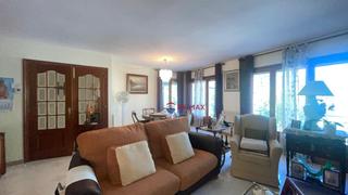 Casa adossada a La jonquera - cl vallespir 3. Casa en la junquera de 450 cuadrados con dos apartamentos y un a
