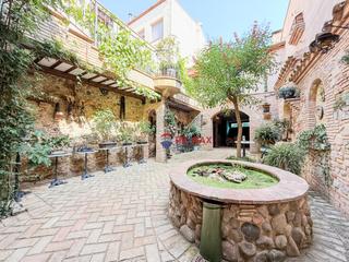 Casa adossada a Cl del pont 13. Casa adosada de lujo en castelló dempúries  restaurada con patio