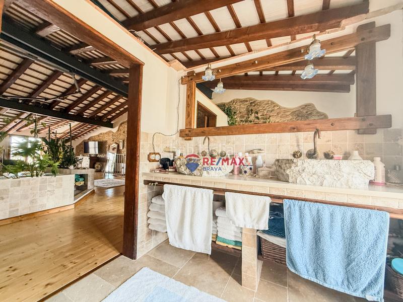 Foto 28ca4204-0116-4808-bcf6-3c7ccf6a6bec. Casa adossada a cl del pont 13 a Castelló d´Empúries