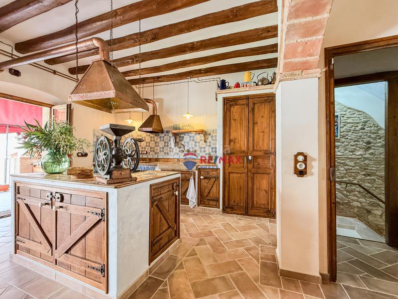 Foto 67381f2b-c691-4754-b11d-bf3964ca583a. Casa adossada a cl del pont 13 a Castelló d´Empúries