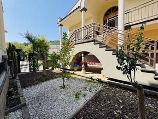 Doppelhaus  Amer - cl guillerias. Casa pareada en venta en amer  girona  amplia, con jardín, pisci