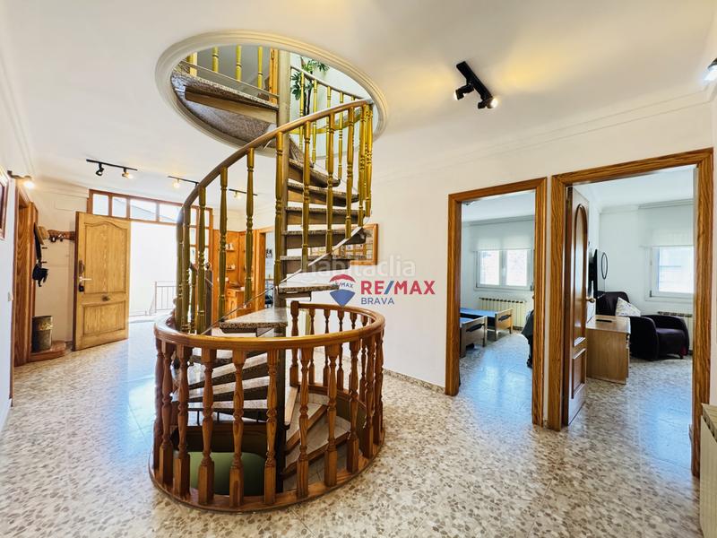 Foto 2aad0713-fab9-4df9-883d-d40e6b6f7583. Casa pareada  en venta girona amplia, con jardín, piscina y garaje privado en Amer
