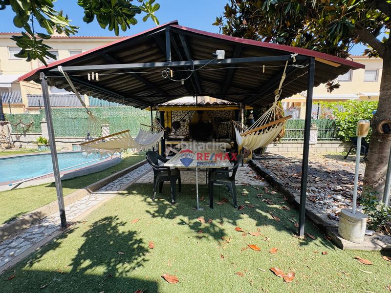 Foto a32bc35f-a3ed-41e6-a22d-10838af7c19c. Casa pareada  en venta girona amplia, con jardín, piscina y garaje privado en Amer
